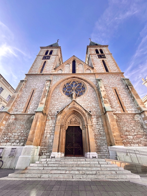       Facade of a church with a rose window.
  