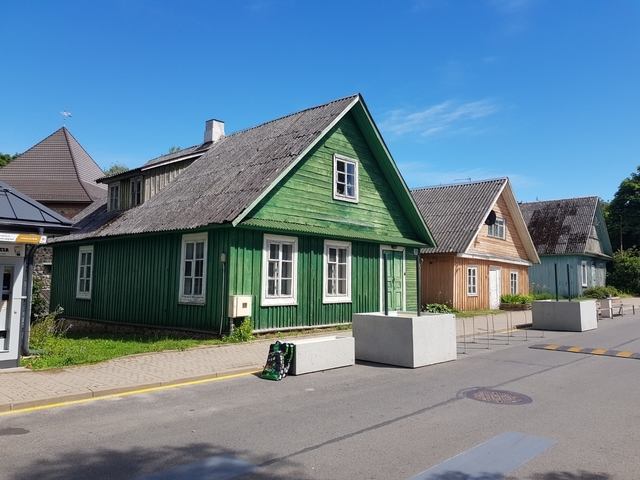       Wooden houses with a rustic look on a sunny day.
  