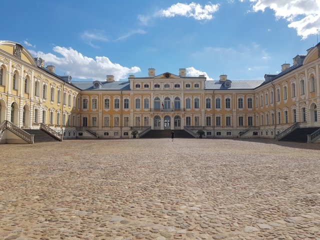       Rundāle Palace courtyard on a sunny day.
  