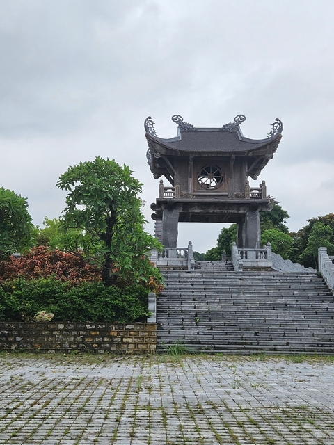       Pagoda with stairway lined with colorful foliage.
  