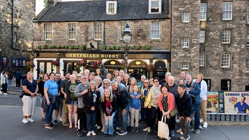 Large group photo in front of Greyfriars Bobby pub.