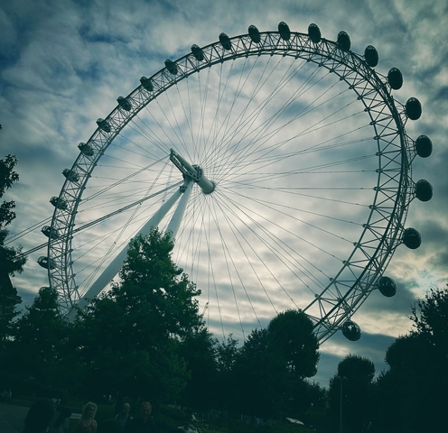 Massive ferris wheel on a cloudy day.