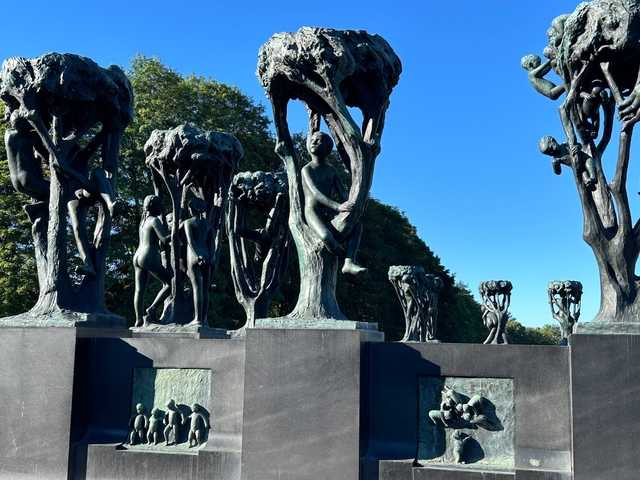       Sculptural installation in a park with trees in the background.
  