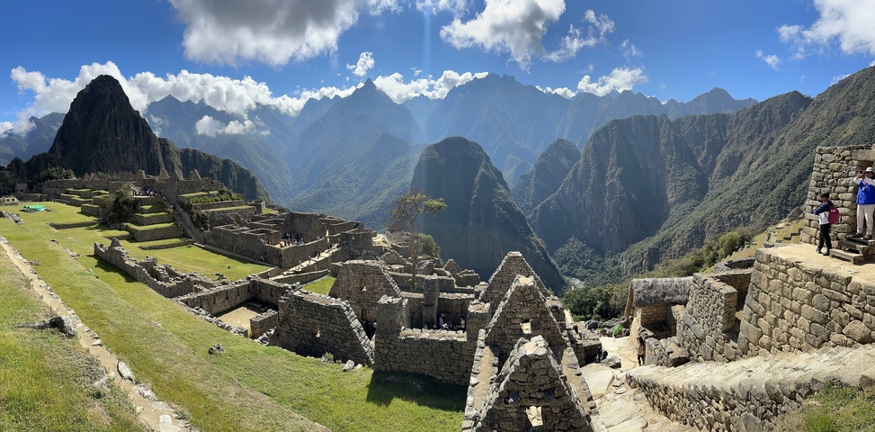       Expansive view of Machu Picchu with mountains.
  
