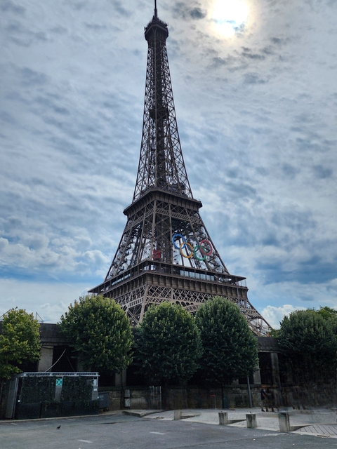 The Eiffel Tower with Olympic rings