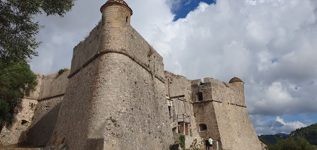 Large stone fortress with cloudy sky.