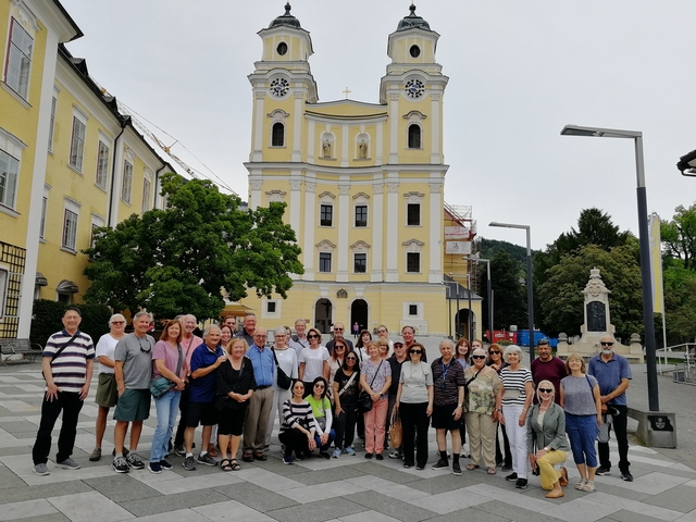       Large group photo in front of a yellow building.
  