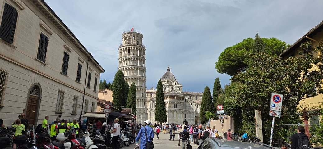       Crowds in front of the Leaning Tower of Pisa
  