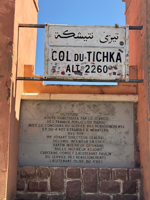       Sign with altitude information.
  