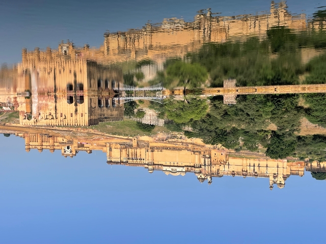       Reflection of a historic fort in a water body.
  
