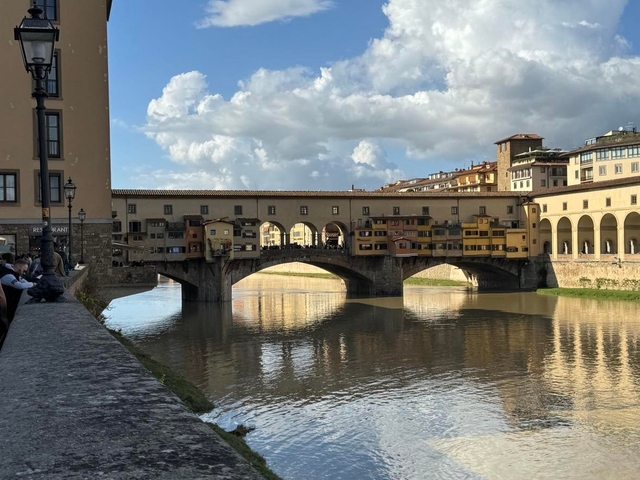       View of the Ponte Vecchio over the Arno River
  