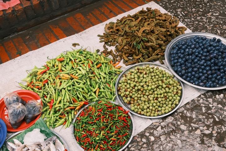       Assorted colorful vegetables displayed at a market.
  