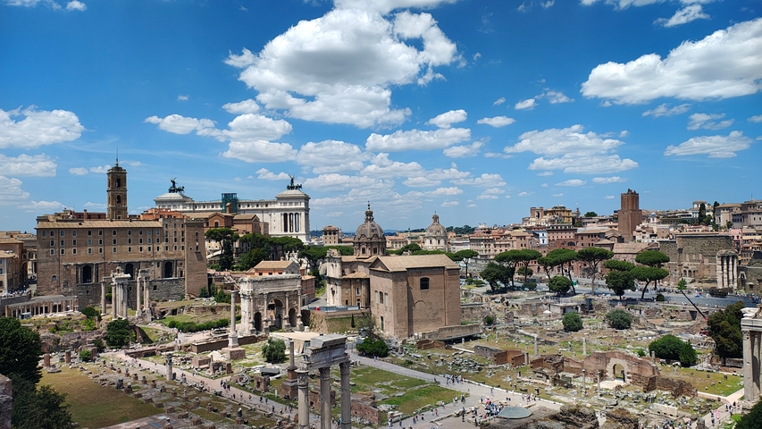 Panoramic view of the Roman Forum with ancient ruins.