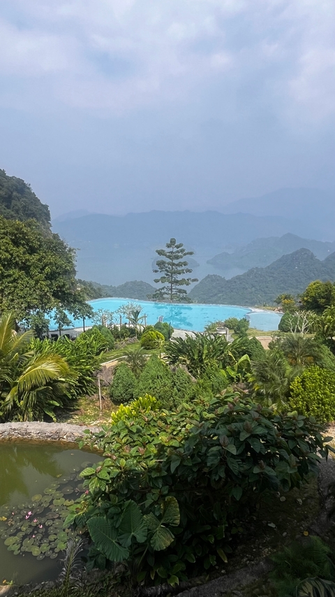 Visual of an infinity pool overlooking mountains.