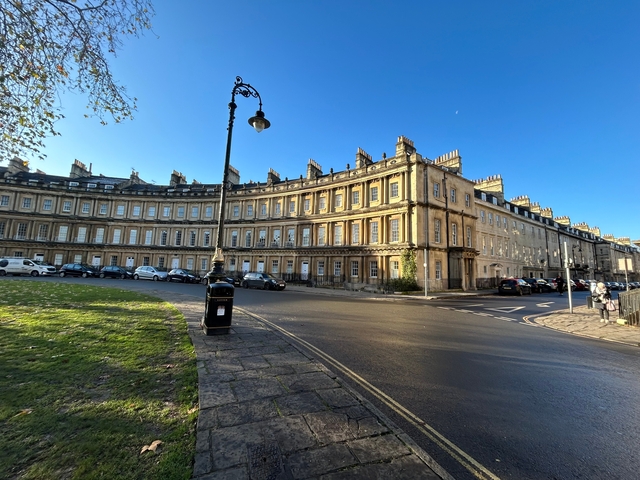       Crescent shaped row of townhouses in Bath.
  