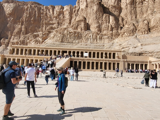 Tourists walking towards the Temple of Hatshepsut.