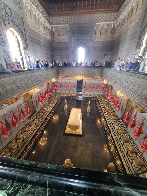 Interior view of a monumental hall with flags.