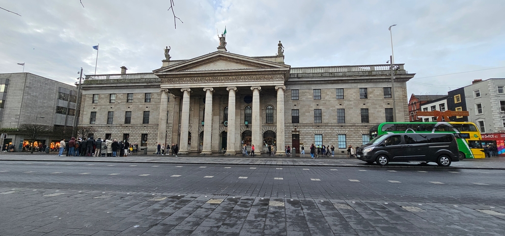 Classic government building with columns and statues.