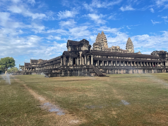       Wide-angle view of Angkor Wat with clear blue skies.
  