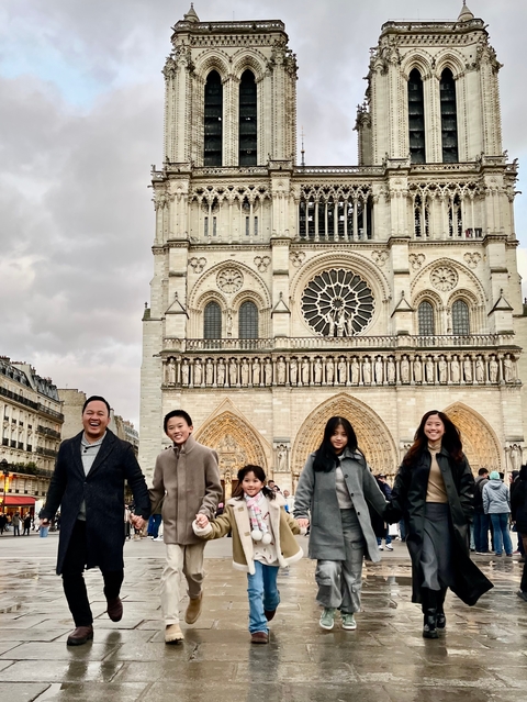 Family in front of Notre-Dame Cathedral.