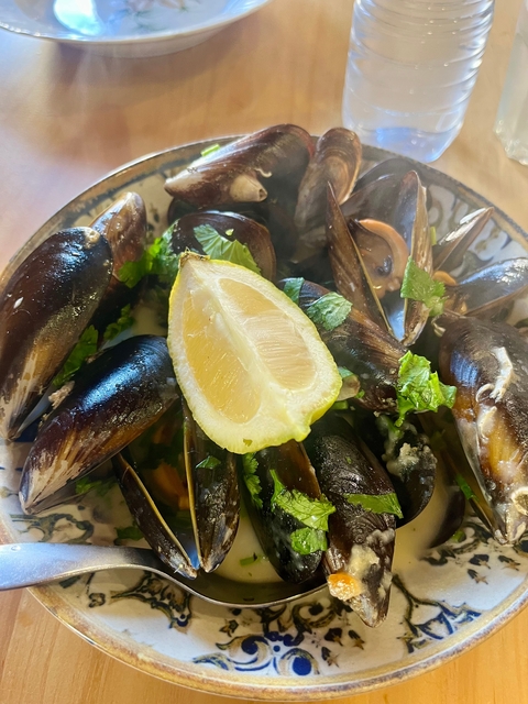       Mussels with lemon and herbs.
  