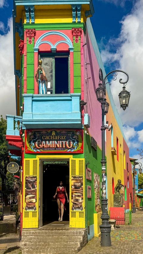       Colorful building with Caminito sign.
  