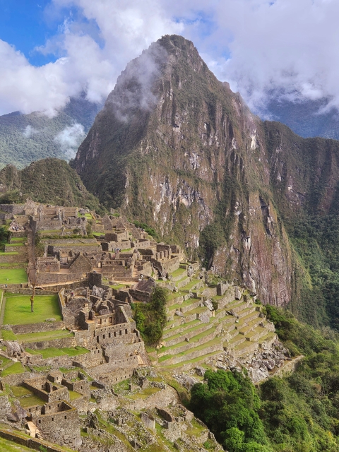 Panoramic view of Machu Picchu with mountains in the backdrop.