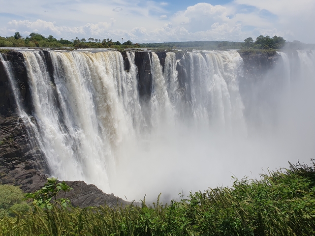 Victoria Falls with cascading water and mist.