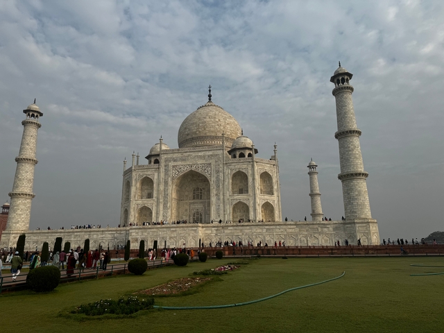Taj Mahal with tourists in front.