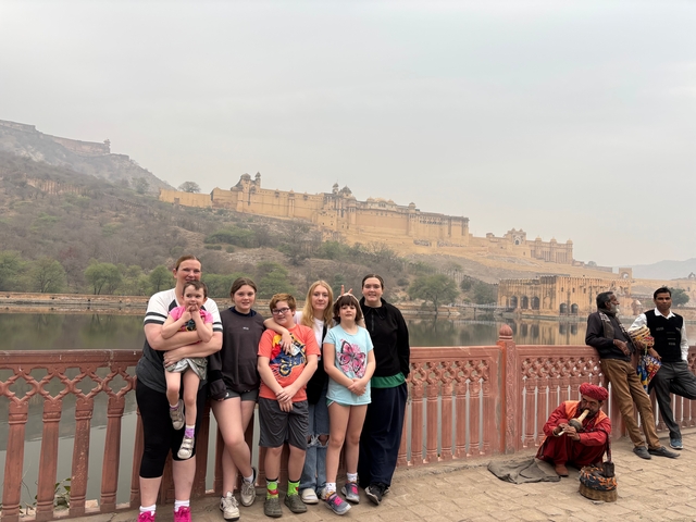       Family group with Amer Fort in the background.
  