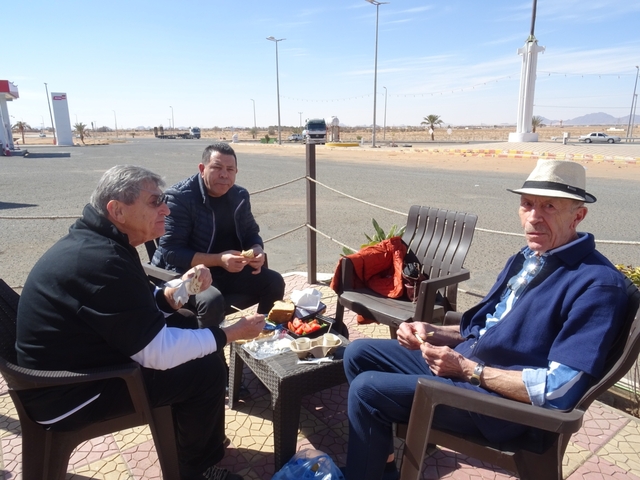       Group having an outdoor meal
  
