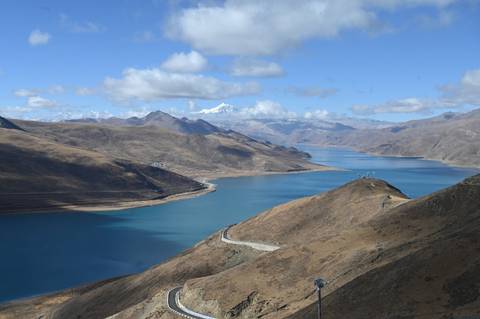 A stunning view of a large lake with mountains in the background.