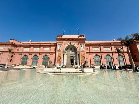       The Egyptian Museum in Cairo with a fountain.
  