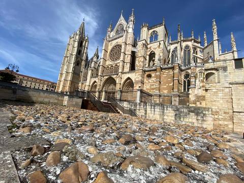       Cathedral with detailed stonework against a clear blue sky.
  