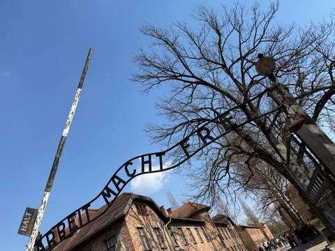       Entrance archway with the words 'Arbeit Macht Frei'.
  