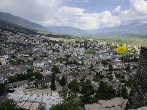       Panoramic view of a city with a mountainous backdrop.
  