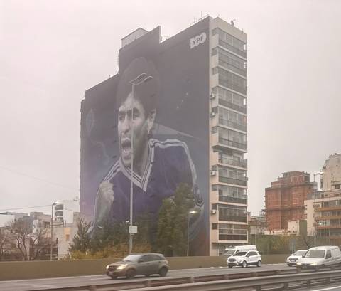       A mural painting on a city building wall.
  