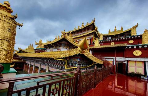       Beautiful traditional Chinese architecture with intricate golden details.
  