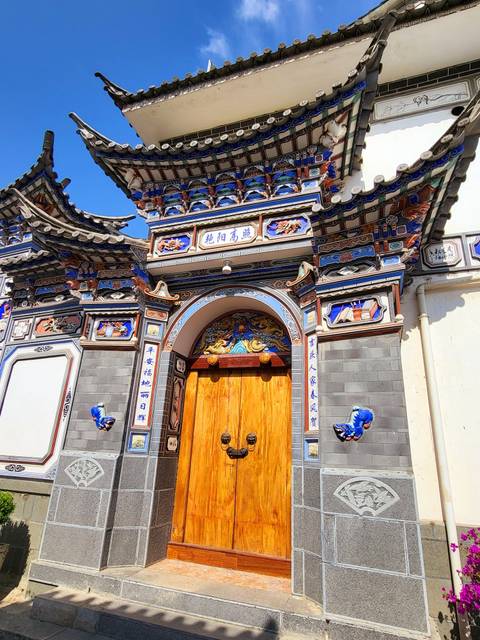      Ornate blue and white traditional Chinese building facade.
  