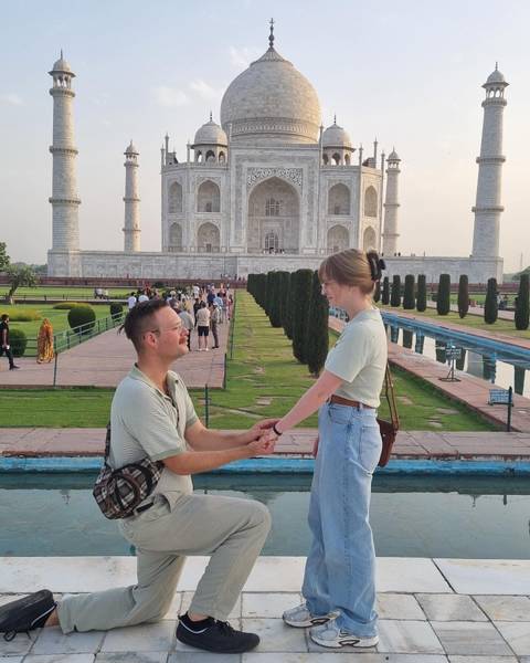 Proposal in front of the Taj Mahal.