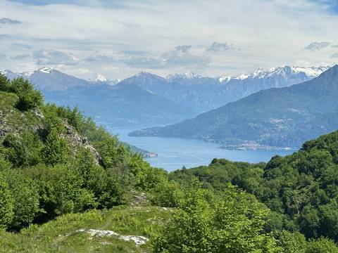 Scenic view of a lake surrounded by lush greenery and mountains.