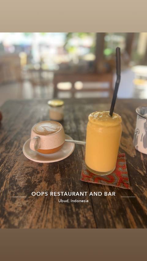 Coffee cup and smoothie mason jar on a wooden table.