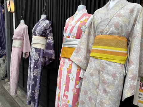      Mannequins displaying traditional kimonos.
  