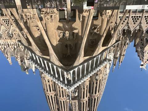       View of a large, ornate cathedral facade.
  