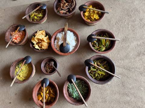       Traditional Sri Lankan dishes presented in bowls.
  