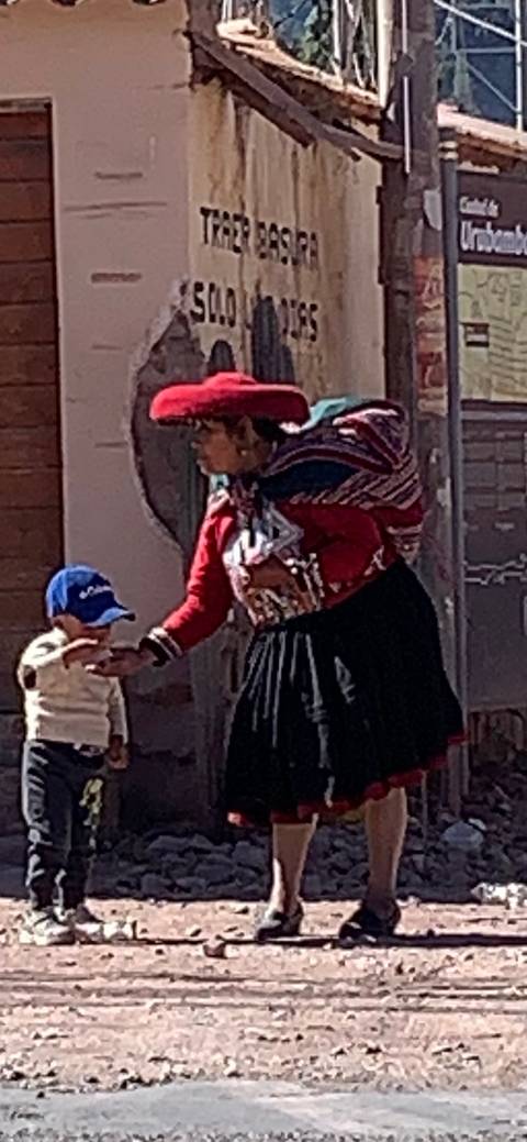       Woman in traditional clothing with a child, image blurry.
  