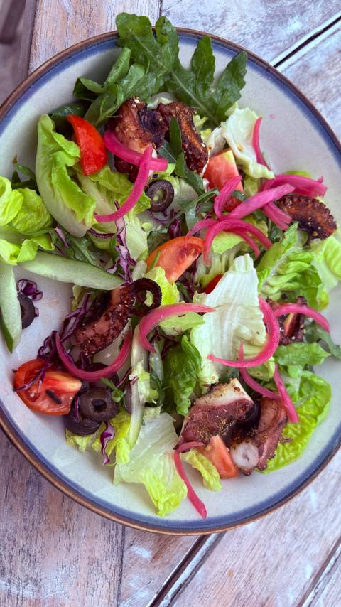       Fresh salad with vegetables and seafood.
  