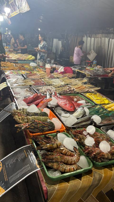 Seafood market with various fish and crustaceans.