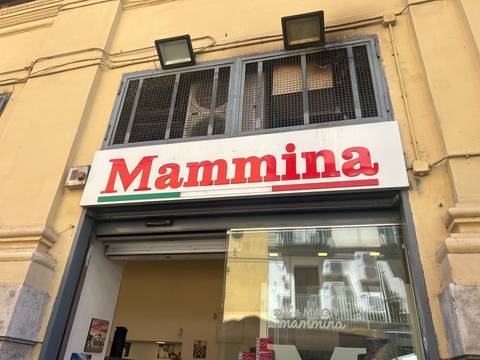 Storefront with a sign that reads 'Mammina.'
