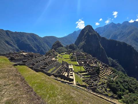 Panoramic view of Machu Picchu with mountains.